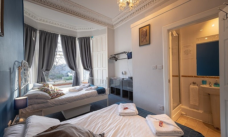 Huge 9 Bed 7 Bathroo...