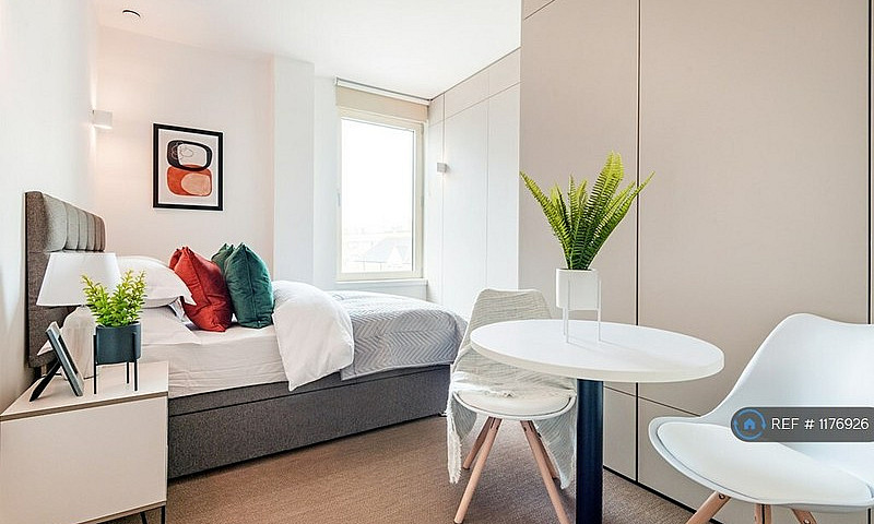 Studio Flat In Houns...