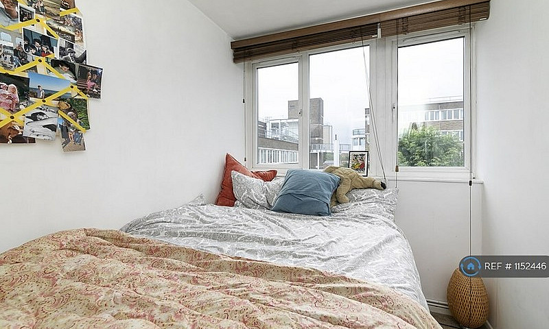 3 Bedroom Flat In Cl...