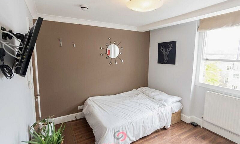 Studio Flat On A Qui...