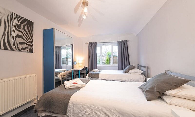 Huge 9 Bed 7 Bathroo...