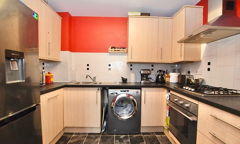 1 Bedroom Flat In Su...
