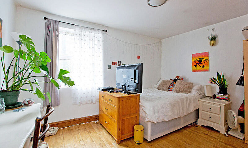 3 Bedrooms Apartment...