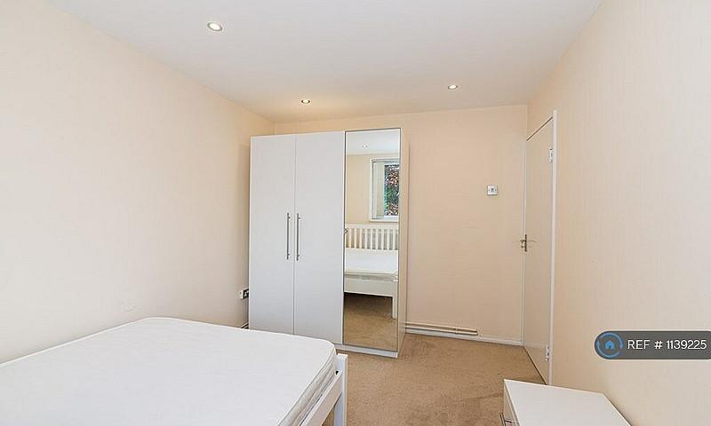 3 Bedroom Flat In Sm...