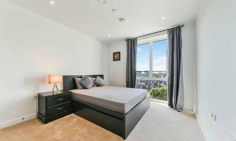 2 Bedroom Flat In Dr...