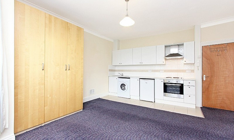 Outstanding 1 Bed Fl...