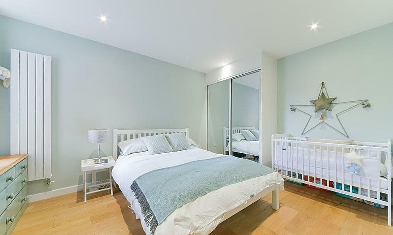 2 Bedroom Flat In Wa...