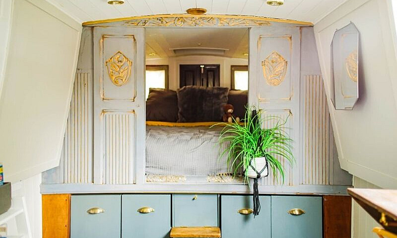 Stunning Houseboat W...
