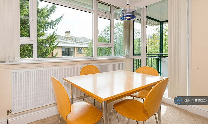 3 Bedroom Flat In Sm...