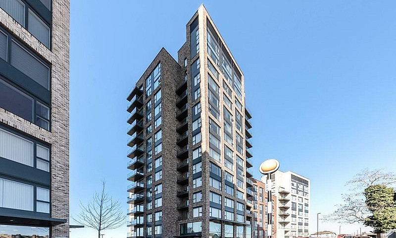 2 Bedroom Flat In Sa...