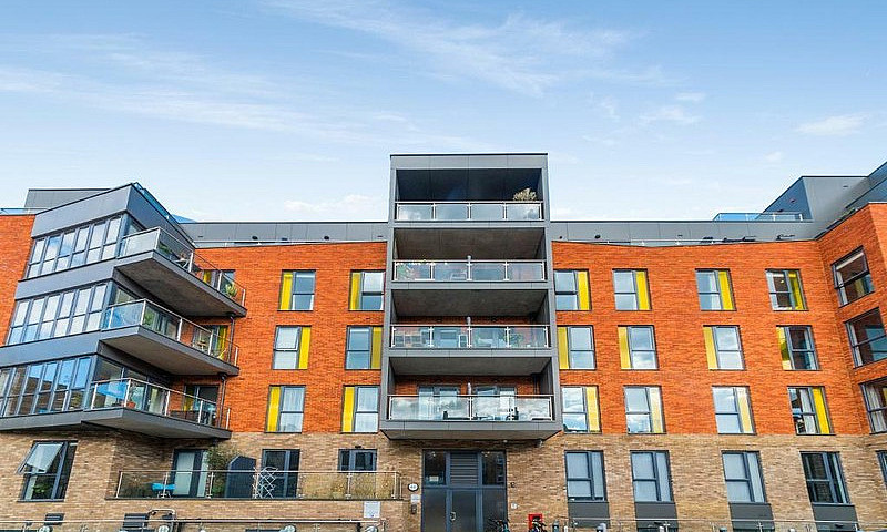 2 Bedroom Flat In Wa...