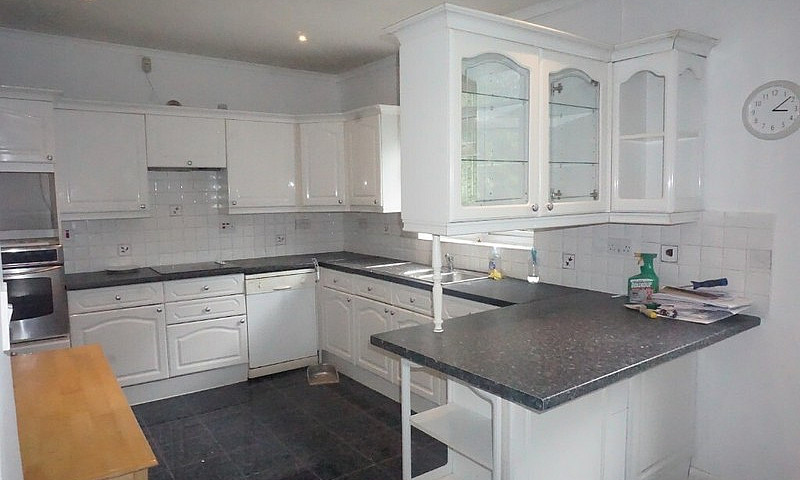 Impressive 4 Bed Roo...
