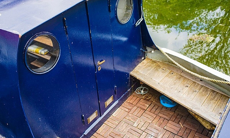 Stunning Houseboat W...
