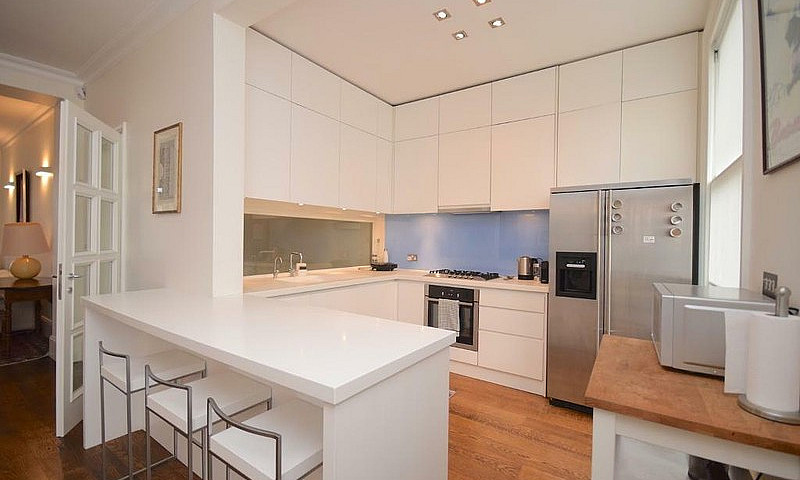 4 Bedroom Flat In Gr...