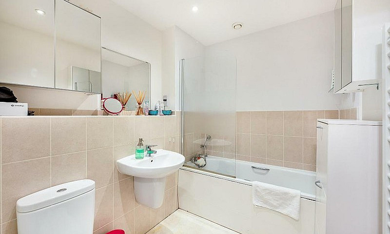 2 Bedroom Flat In St...