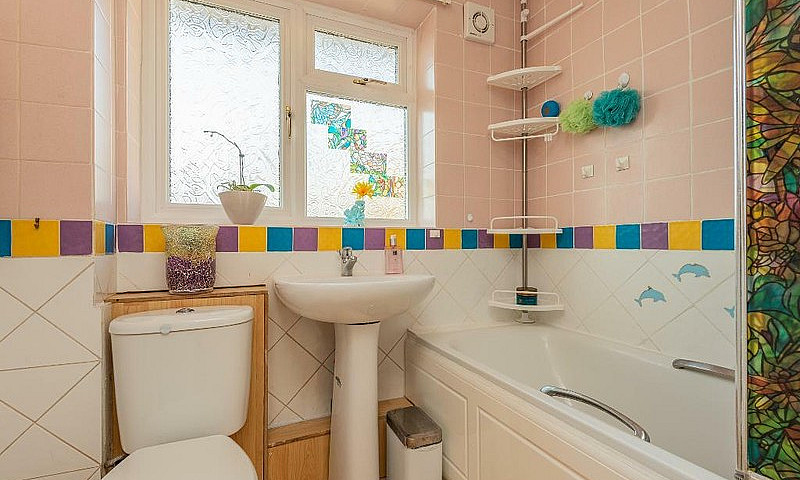 2 Bedroom Flat In Ke...
