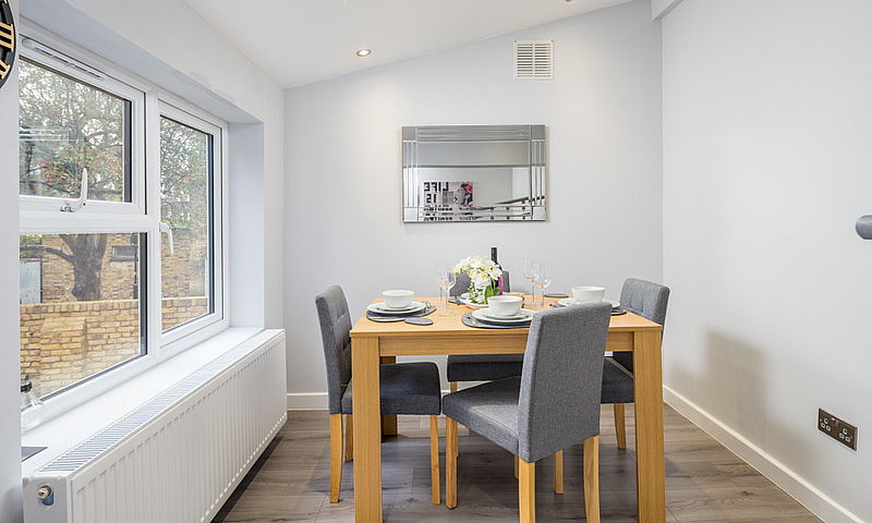 2 Bedroom Flat In Lo...