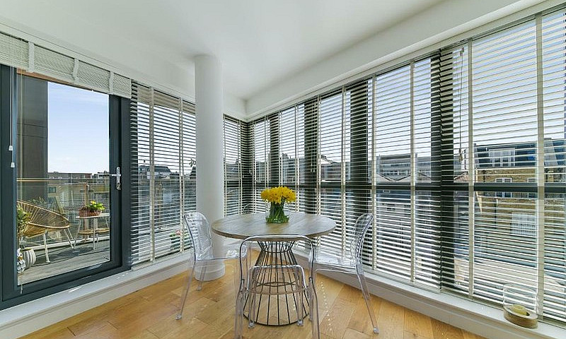 2 Bedroom Flat In Wa...