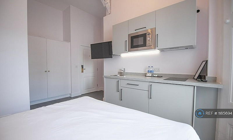 Studio Flat In Clanr...