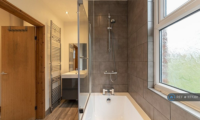 1 Bedroom Flat In Wa...