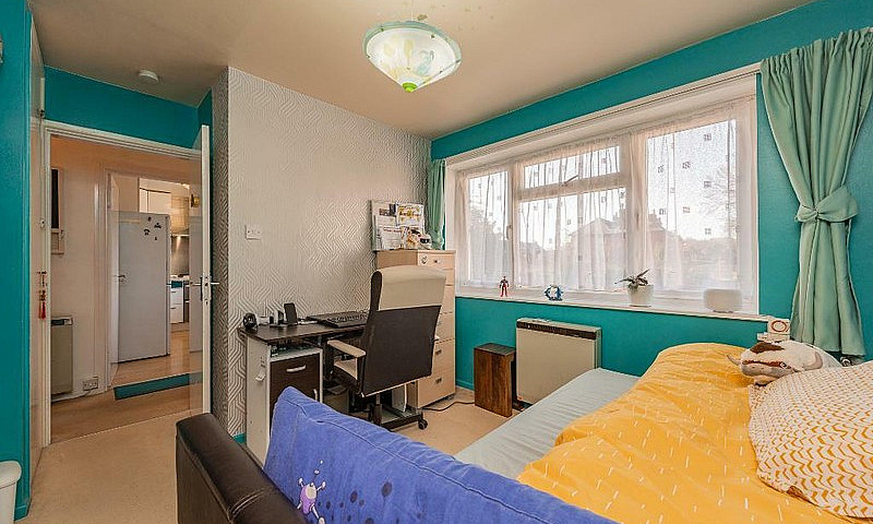 2 Bedroom Flat In Ke...