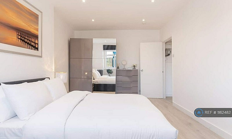 1 Bedroom Flat In La...