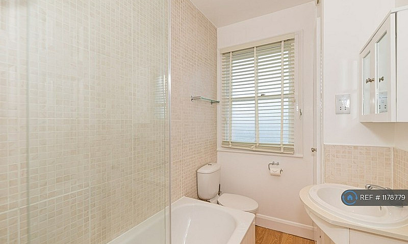 1 Bedroom Flat In Ro...
