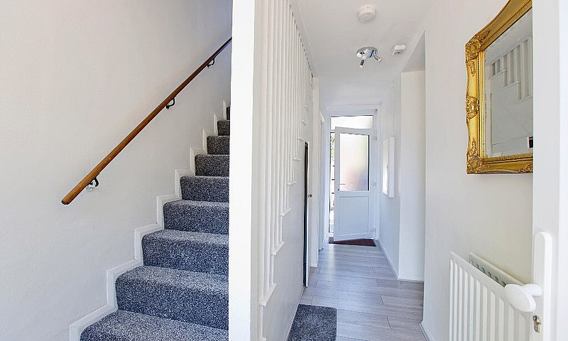 Large 4 Bed House Ne...