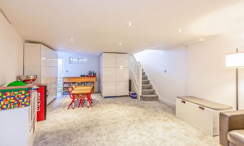 Beautiful 5 Bed Refu...