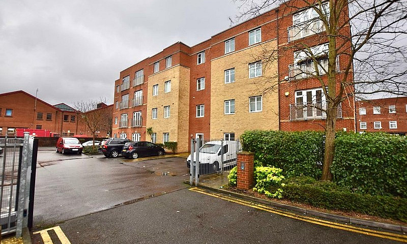2 Bedroom Flat In 1-...