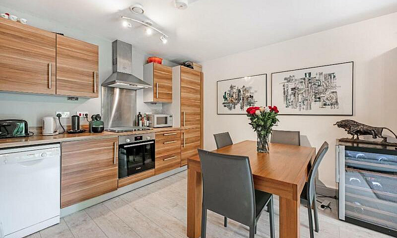 2 Bedroom Flat In St...