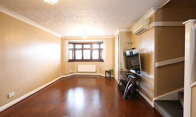 Stunning 3 Bedroom 2...