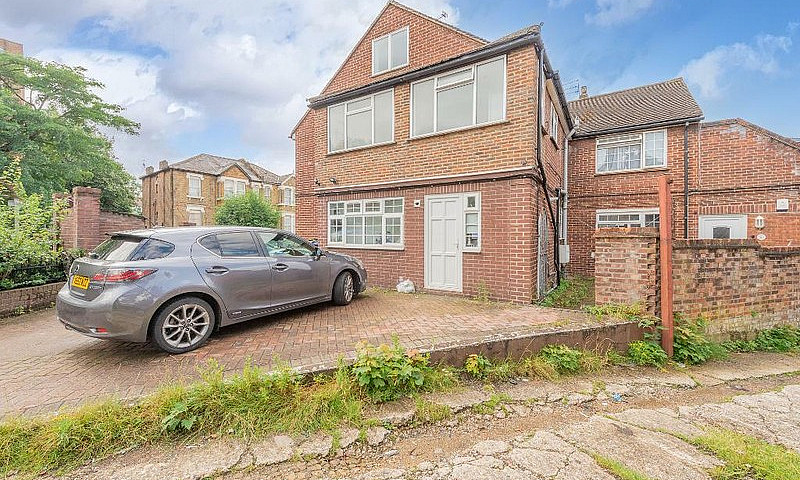 2 Bedroom Flat In St...