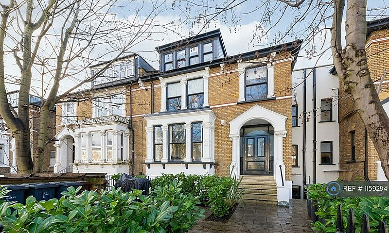 2 Bedroom Flat In Qu...