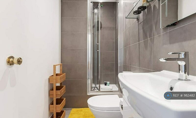 1 Bedroom Flat In La...