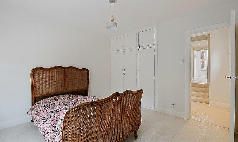 2 Bedroom Flat In Sa...