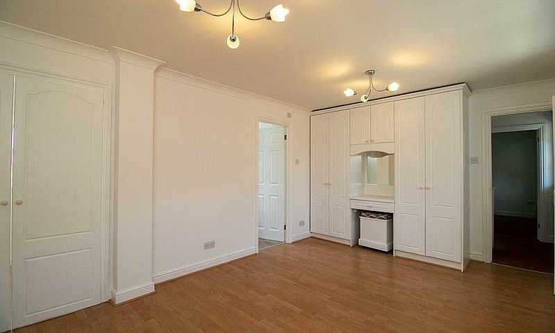 4 Bedroom House In A...