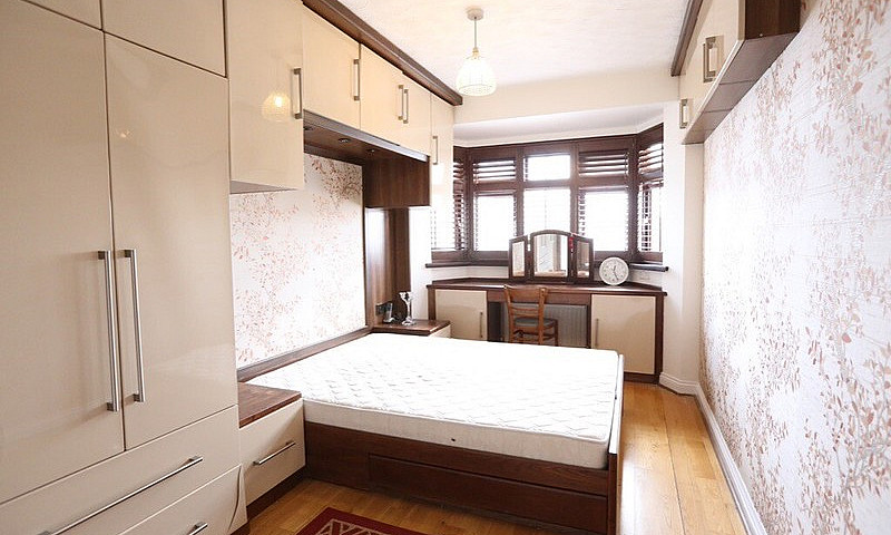 Stunning 3 Bedroom 2...