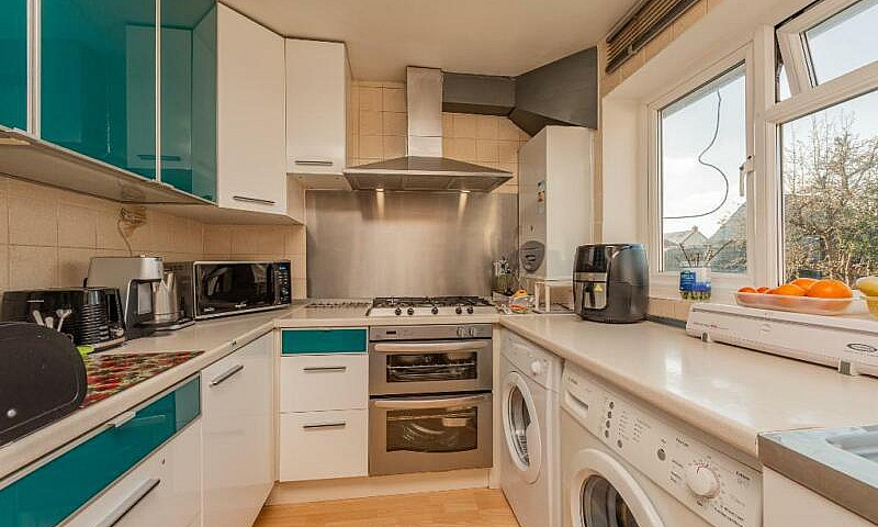 2 Bedroom Flat In Ke...