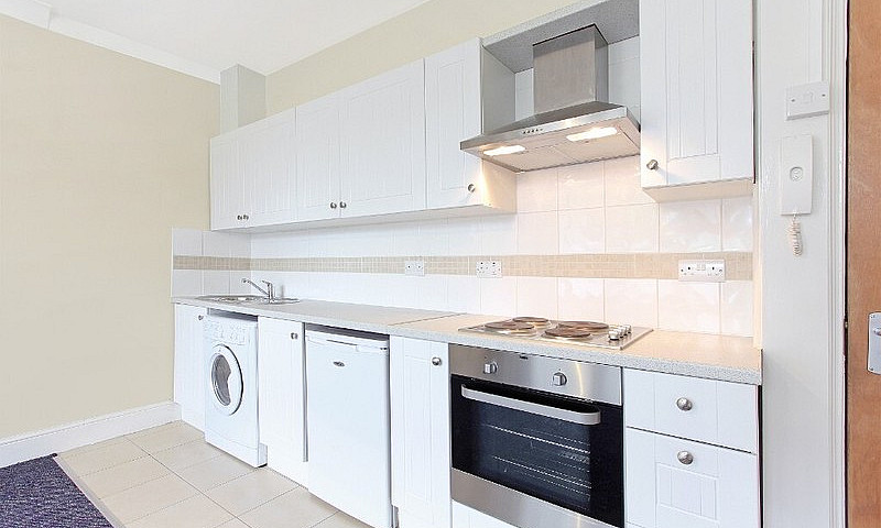 1 Bed Flat In Streat...