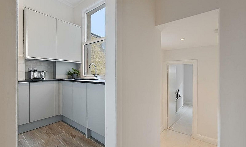 2 Bedroom Flat In Sa...