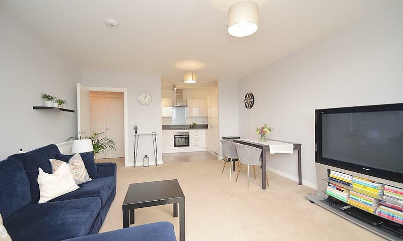 2 Bedroom Flat In Fa...