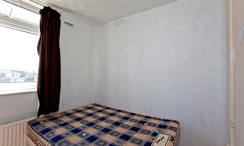 3 - Bedrooms Flat To...