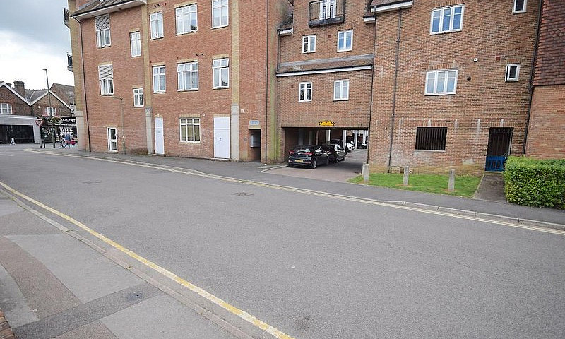 2 Bedroom Flat In El...