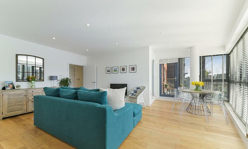 2 Bedroom Flat In Wa...