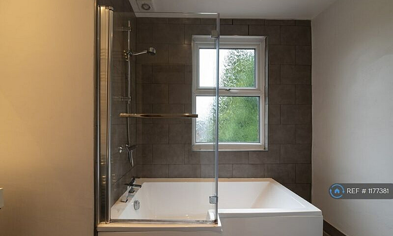 1 Bedroom Flat In Wa...