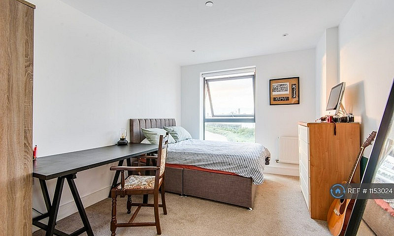 2 Bedroom Flat In Le...