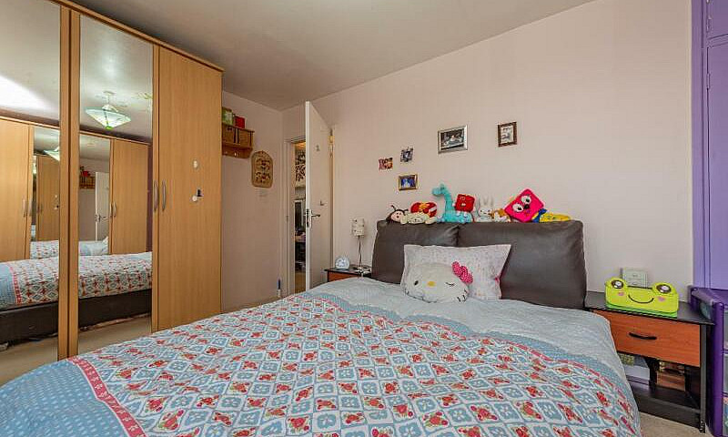 2 Bedroom Flat In Ke...