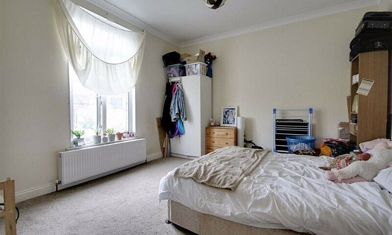 4 Bedroom Maisonette...