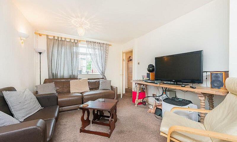 2 Bedroom Flat In St...